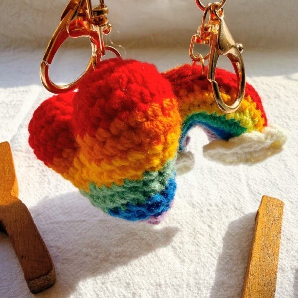 レインボーハートの手作りかぎ針編みキーホルダー – Knot Within